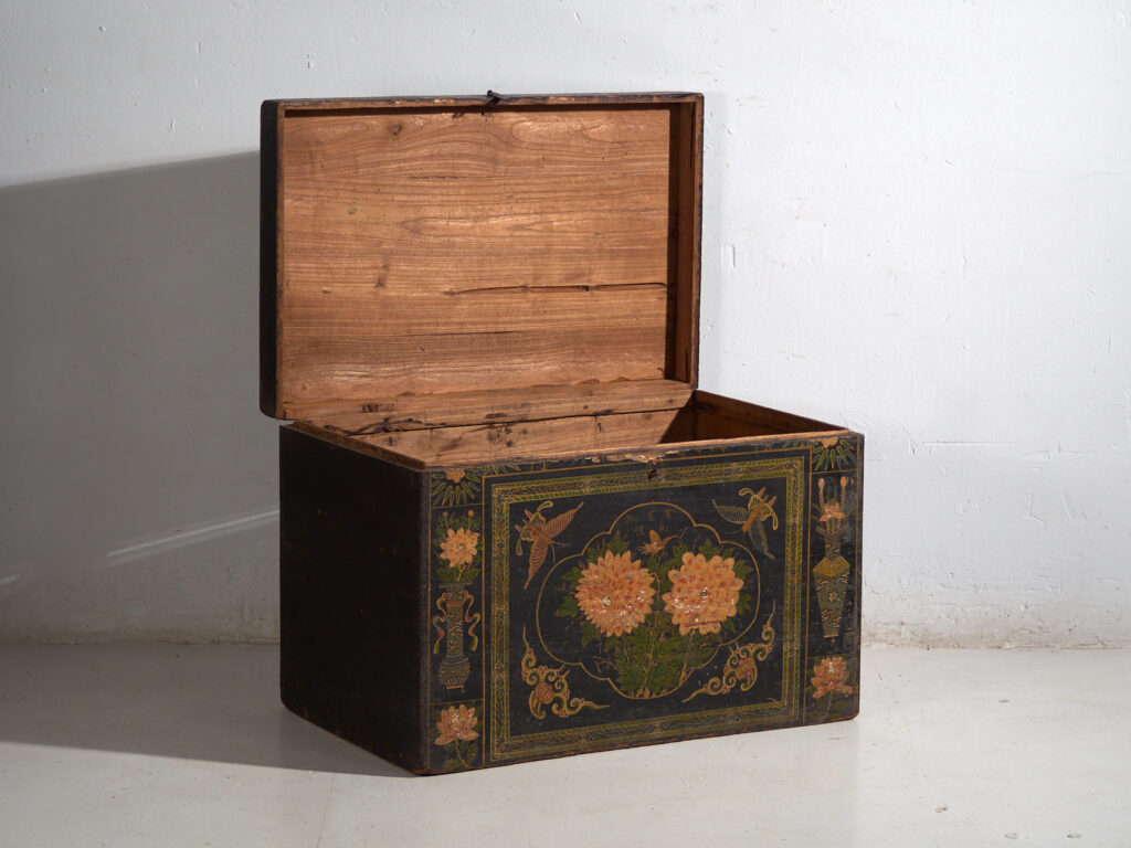 Baúl antiguo chino pintado – China, circa 1900