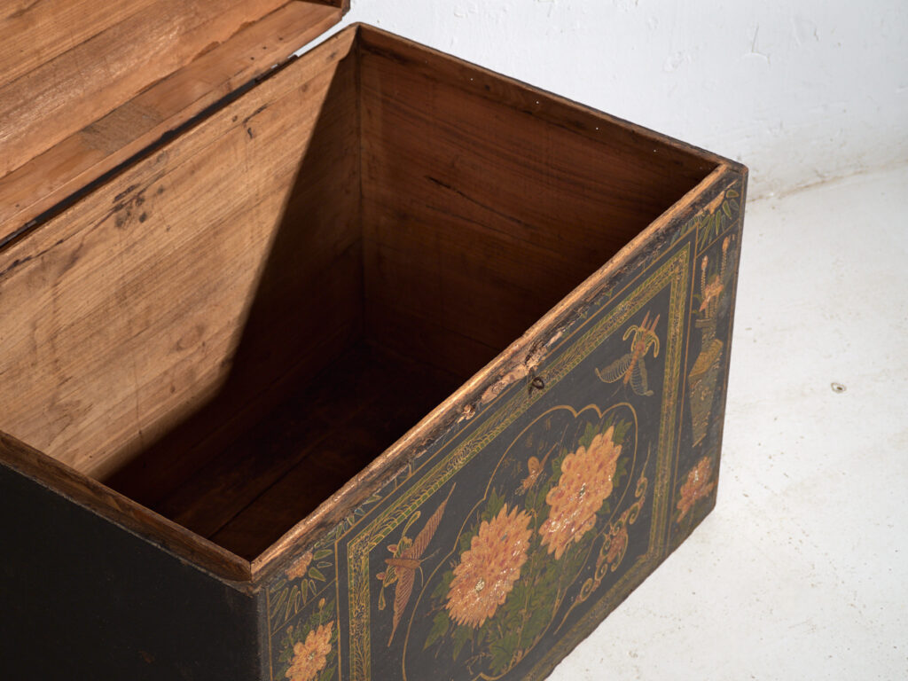 Baúl antiguo chino pintado – China, circa 1900