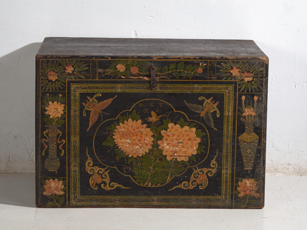 Baúl antiguo chino pintado – China, circa 1900