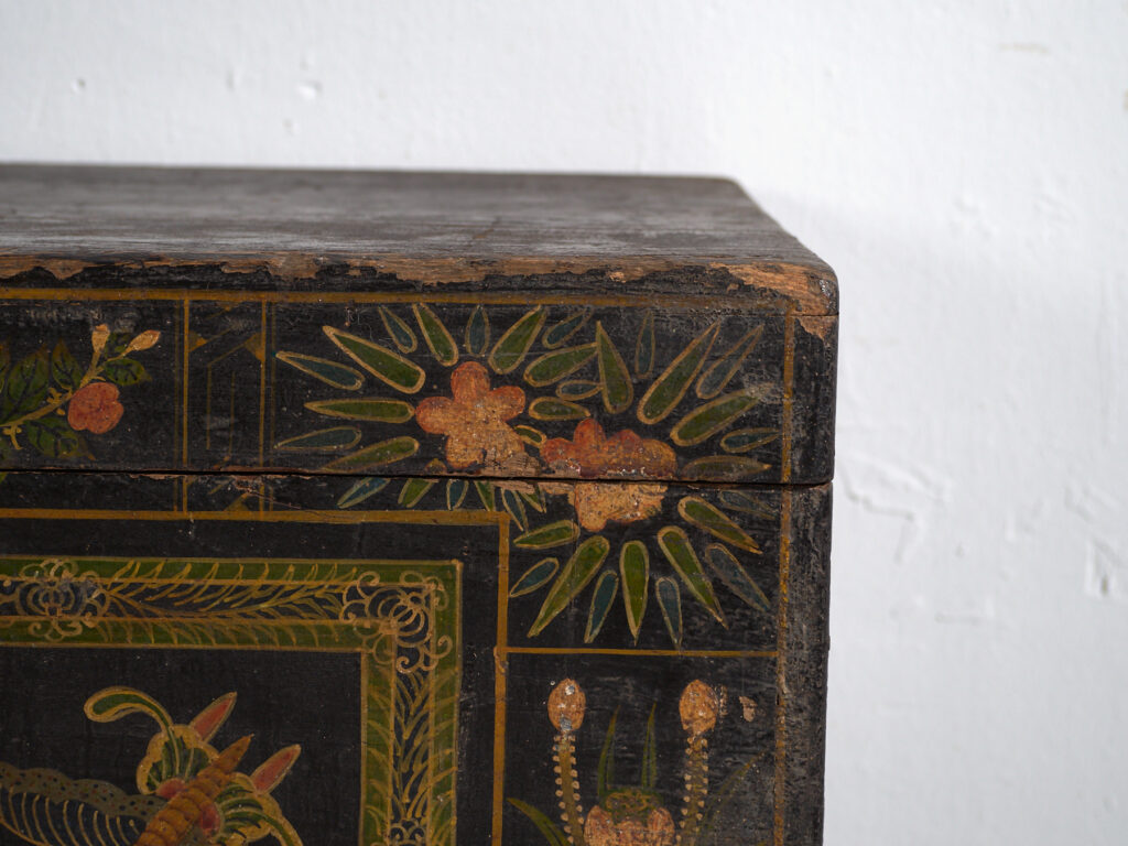 Baúl antiguo chino pintado – China, circa 1900