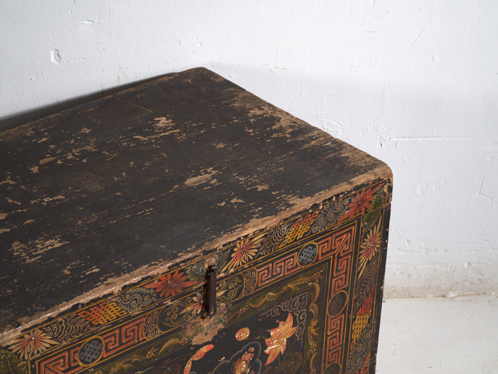 Baúl antiguo chino pintado en madera de pino – China, circa 1900