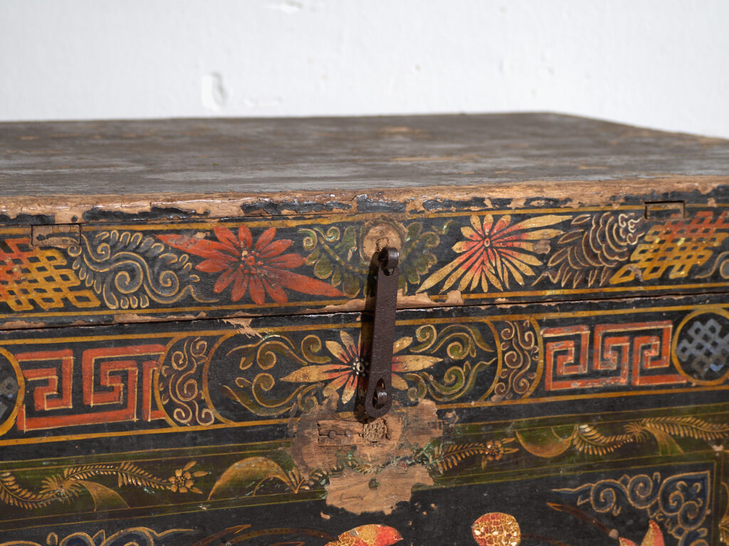 Baúl antiguo chino pintado en madera de pino – China, circa 1900