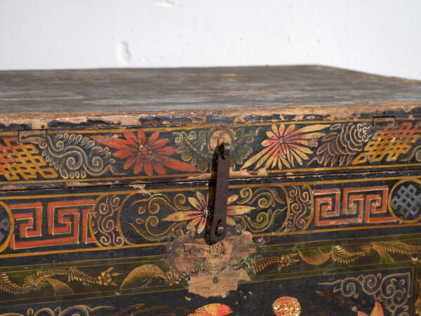 Baúl antiguo chino pintado en madera de pino – China, circa 1900