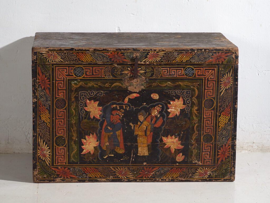 Baúl antiguo chino pintado en madera de pino – China, circa 1900