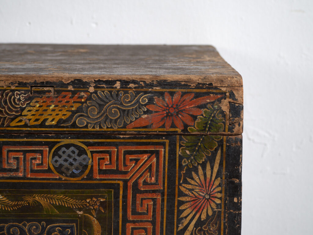 Baúl antiguo chino pintado en madera de pino – China, circa 1900