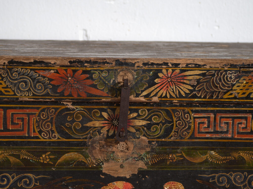 Baúl antiguo chino pintado en madera de pino – China, circa 1900