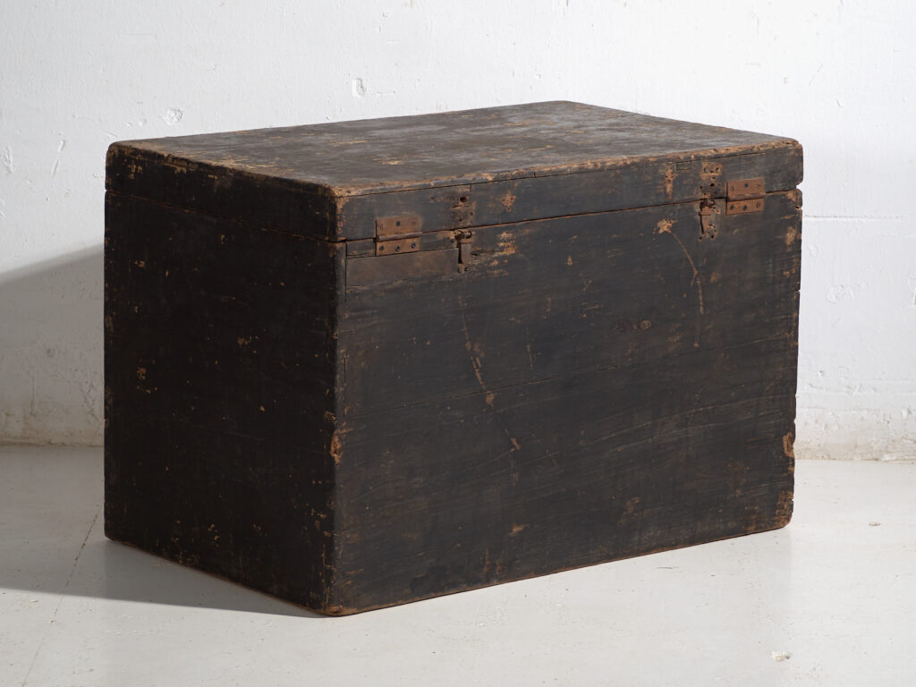 Baúl antiguo chino pintado en madera de pino – China, circa 1900