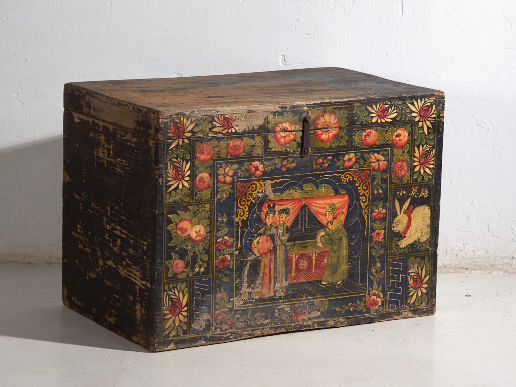 Baúl antiguo chino pintado en madera de pino – China, circa 1900