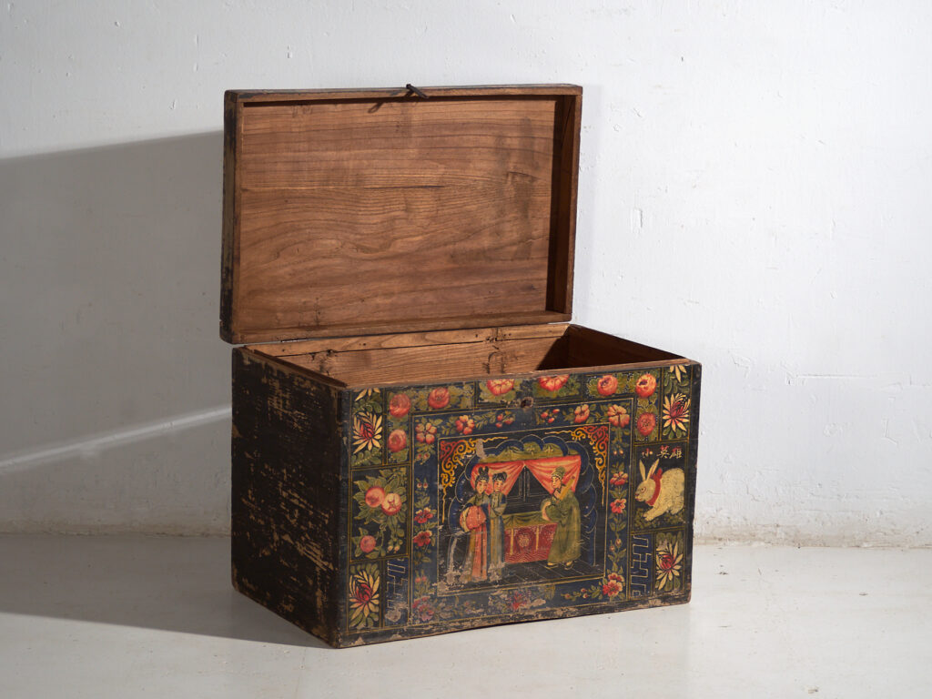 Baúl antiguo chino pintado en madera de pino – China, circa 1900