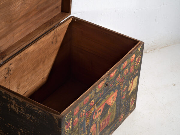 Baúl antiguo chino pintado en madera de pino – China, circa 1900