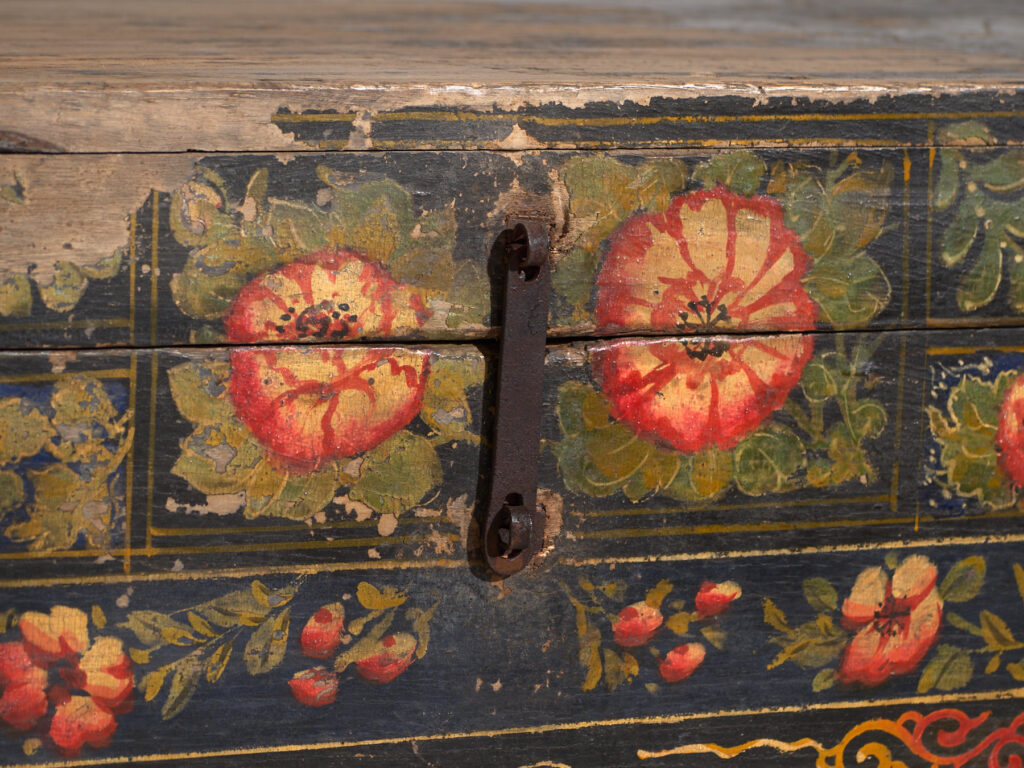 Baúl antiguo chino pintado en madera de pino – China, circa 1900