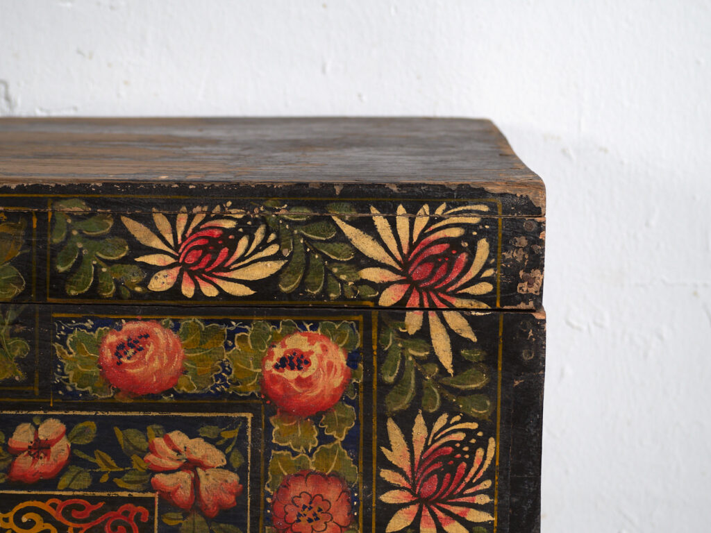 Baúl antiguo chino pintado en madera de pino – China, circa 1900