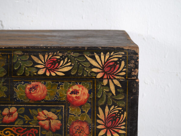 Baúl antiguo chino pintado en madera de pino – China, circa 1900