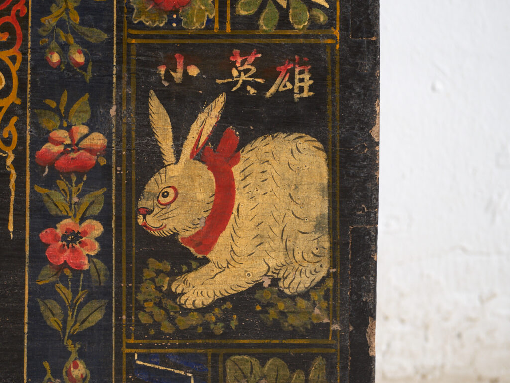 Baúl antiguo chino pintado en madera de pino – China, circa 1900