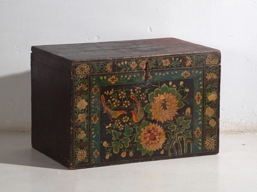 Baúl antiguo chino pintado en madera de pino – China, circa 1900