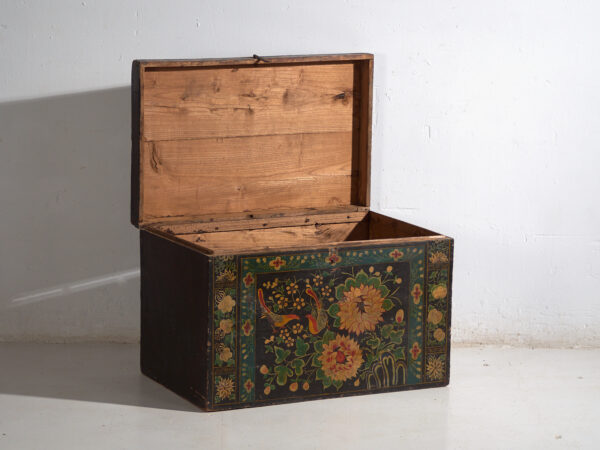 Baúl antiguo chino pintado en madera de pino – China, circa 1900