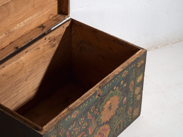 Baúl antiguo chino pintado en madera de pino – China, circa 1900