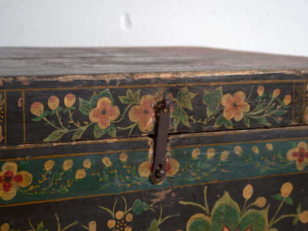 Baúl antiguo chino pintado en madera de pino – China, circa 1900