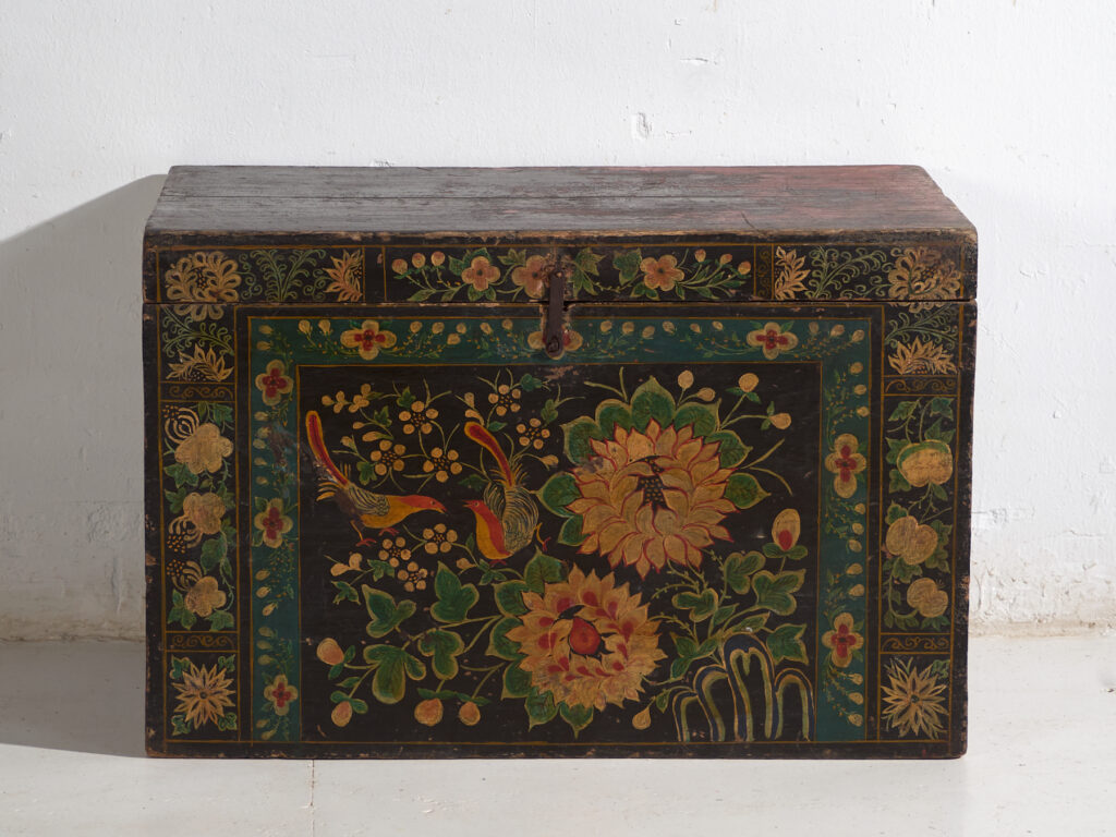 Baúl antiguo chino pintado en madera de pino – China, circa 1900