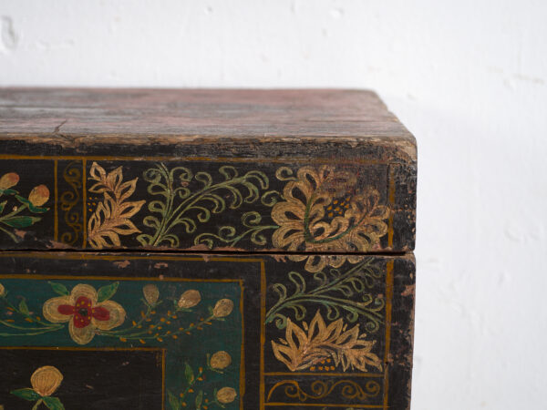 Baúl antiguo chino pintado en madera de pino – China, circa 1900