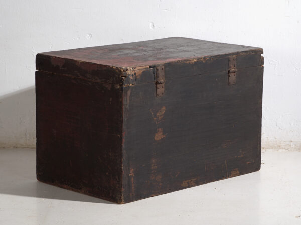Baúl antiguo chino pintado en madera de pino – China, circa 1900