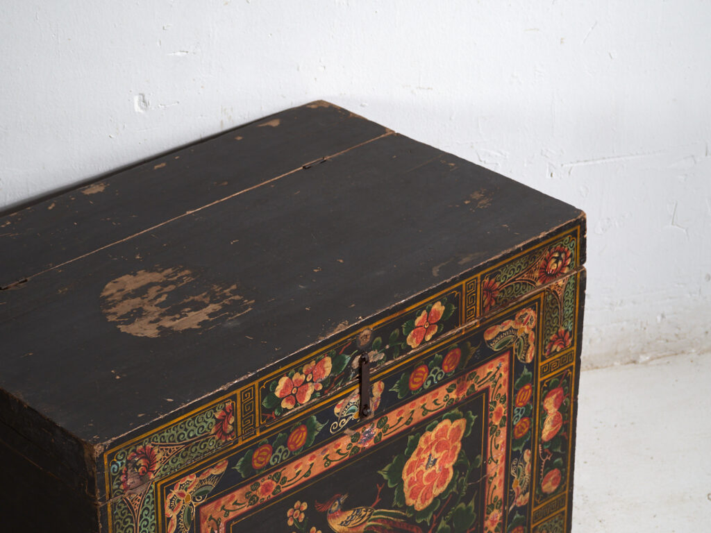 Baúl antiguo chino pintado en madera de pino – China, circa 1900