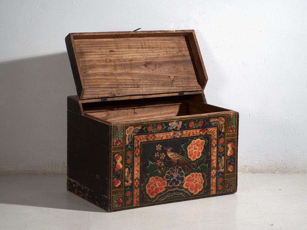 Baúl antiguo chino pintado en madera de pino – China, circa 1900
