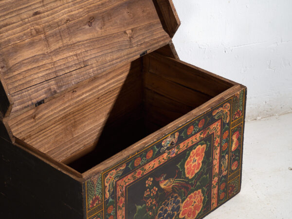 Baúl antiguo chino pintado en madera de pino – China, circa 1900