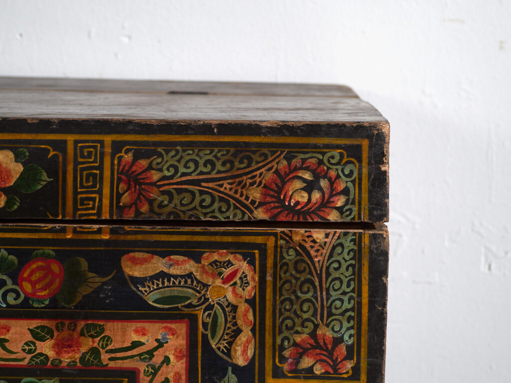 Baúl antiguo chino pintado en madera de pino – China, circa 1900