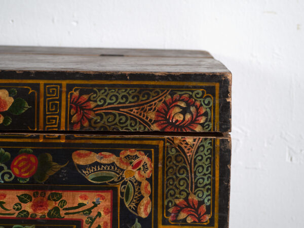 Baúl antiguo chino pintado en madera de pino – China, circa 1900