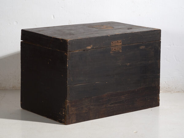 Baúl antiguo chino pintado en madera de pino – China, circa 1900