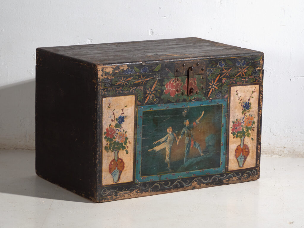 Baúl antiguo chino pintado en madera de pino – China, circa 1900