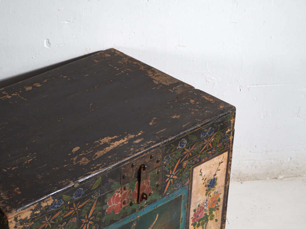 Baúl antiguo chino pintado en madera de pino – China, circa 1900