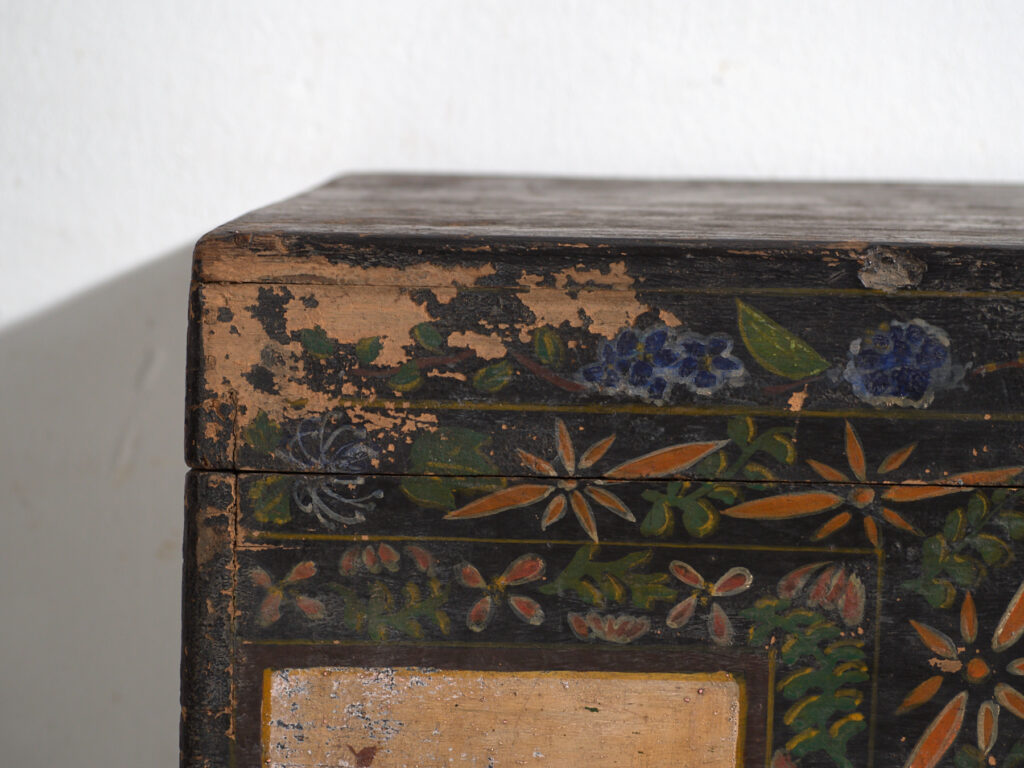 Baúl antiguo chino pintado en madera de pino – China, circa 1900