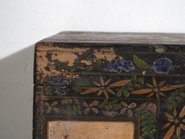 Baúl antiguo chino pintado en madera de pino – China, circa 1900