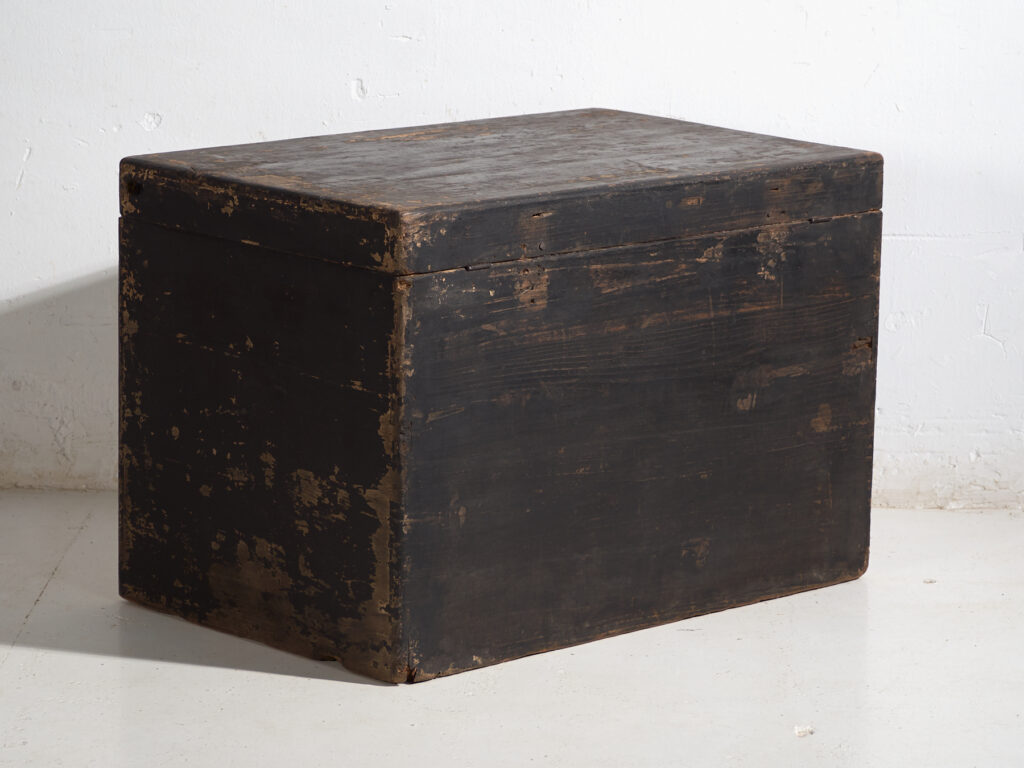 Baúl antiguo chino pintado en madera de pino – China, circa 1900