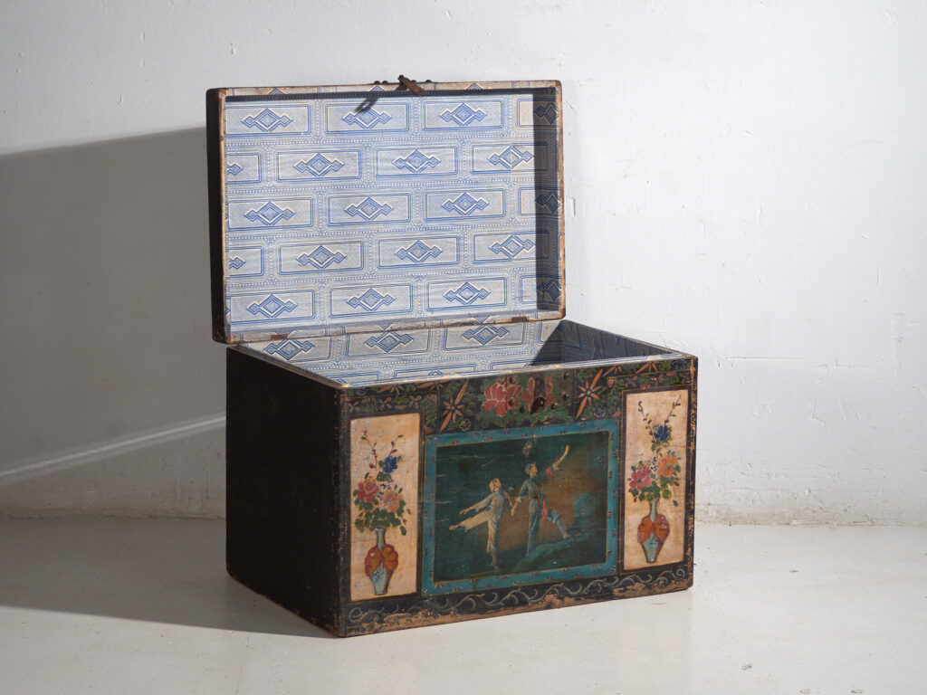Baúl antiguo chino pintado en madera de pino – China, circa 1900