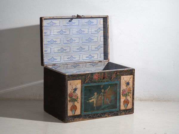 Baúl antiguo chino pintado en madera de pino – China, circa 1900