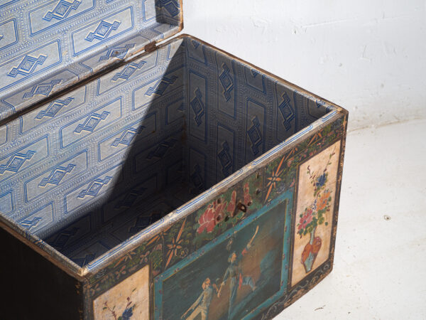 Baúl antiguo chino pintado en madera de pino – China, circa 1900