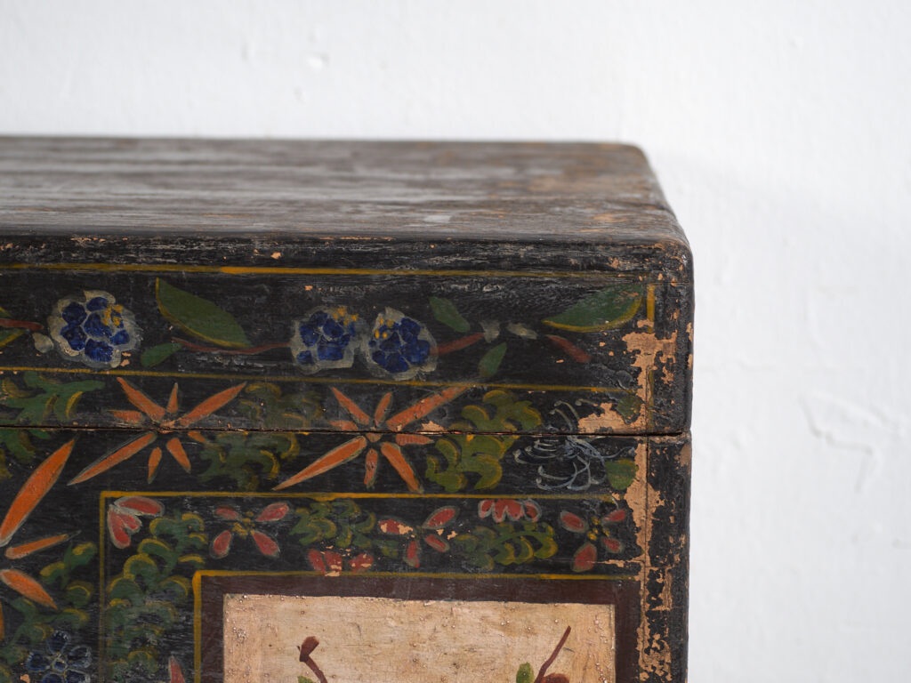Baúl antiguo chino pintado en madera de pino – China, circa 1900