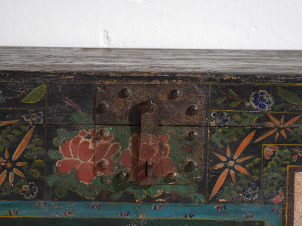 Baúl antiguo chino pintado en madera de pino – China, circa 1900