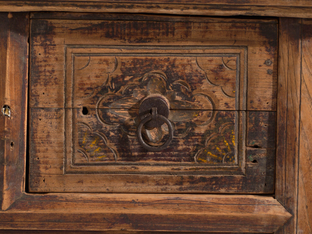Consola antigua tallada en madera de pino – China, circa 1900
