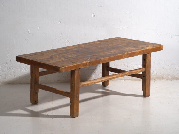Mesa baja antigua en madera de pino – China, circa 1920