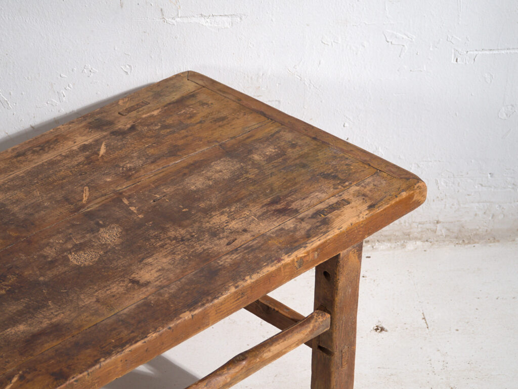 Mesa baja antigua en madera de pino – China, circa 1920