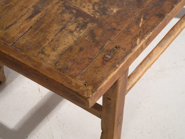 Mesa baja antigua en madera de pino – China, circa 1920