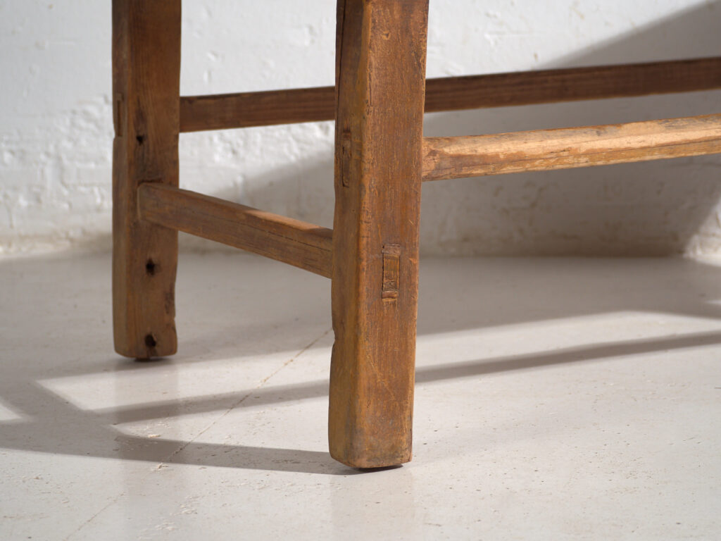 Mesa baja antigua en madera de pino – China, circa 1920