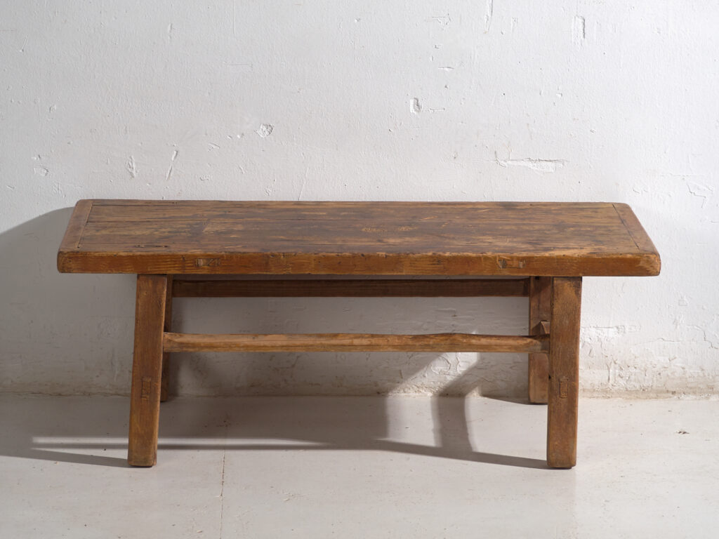 Mesa baja antigua en madera de pino – China, circa 1920