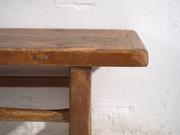 Mesa baja antigua en madera de pino – China, circa 1920