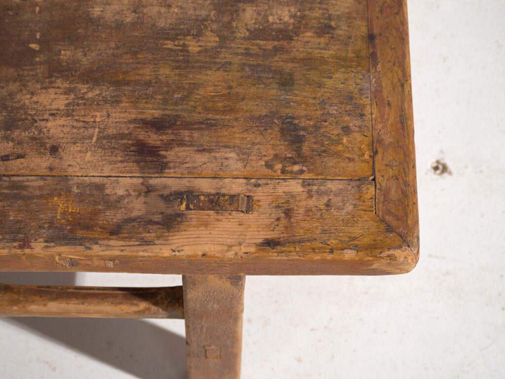 Mesa baja antigua en madera de pino – China, circa 1920