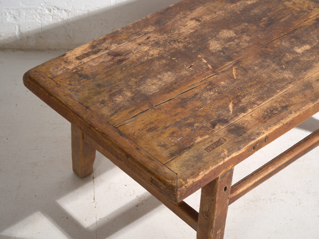 Mesa baja antigua en madera de pino – China, circa 1920